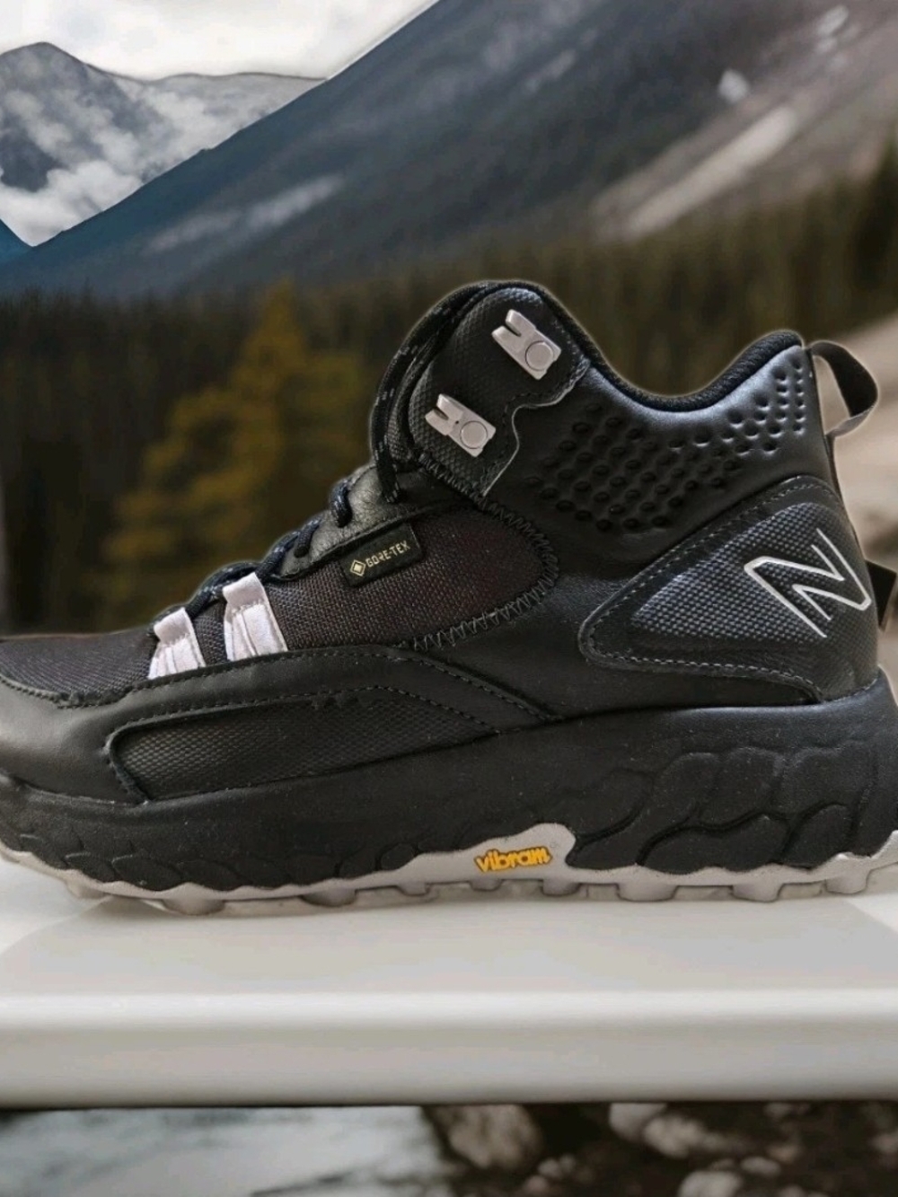 New Balance Fresh Foam X Hierro Mid Gore-Tex - Women's 9 Wide/Men's 7.5 Medium